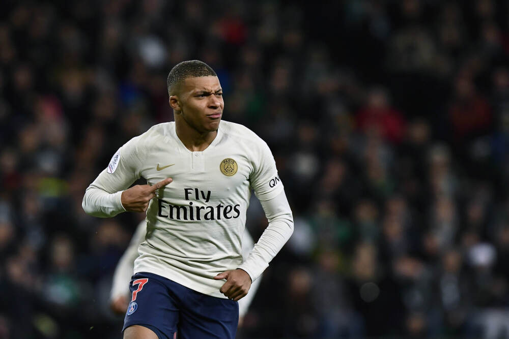 上海多个地标迎来跨年大客流